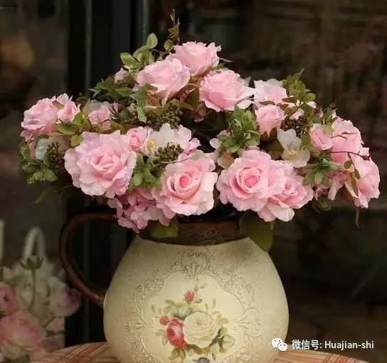 郁金香与玫瑰花的完美搭配，花艺设计中的和谐之美